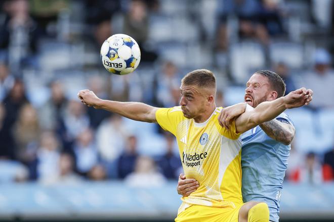 Daniel Vašulín (vľavo)  z Olomouca sa snaží odstaviť Pontusa Janssona z Malmö v zápase Európskej ligy.