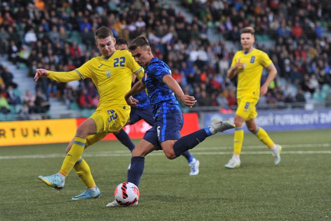 Jakub Kadák (s loptou) počas baráže ME 2023 hráčov do 21 rokov Slovenko - Ukrajina v Žiline, v septembri 2022.