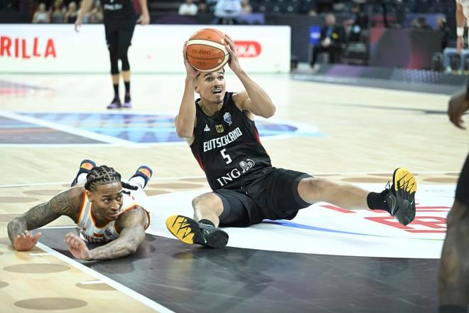Nemec Tristan da Silva v súboji s hráčom Čiernej Hory Kylom Allmanom. Zo stretnutia ME v basketbale mužov Čierna Hora - Nemecko v skupine B.