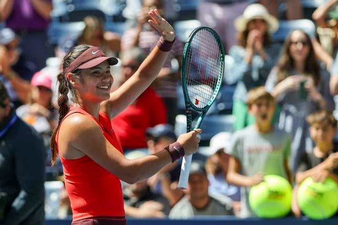 Britská tenistka Emma Raducanuová sa teší z výhry nad Američankou Janice Tjenovou po zápase 2. kola na turnaji US Open v New Yorku.