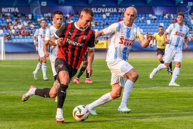 Timotej Kudlička (vľavo) v súboji s ďalším bývalým hráčom Trnavy a teraz kapitánom AC Nitra Martinom Tóthom.