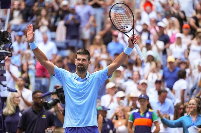 Srbský tenista Novak Djokovič sa teší z výhry nad domácim Američanom Zacharym Svajdom po zápase 2. kola mužskej dvojhry na turnaji US Open v New Yorku.