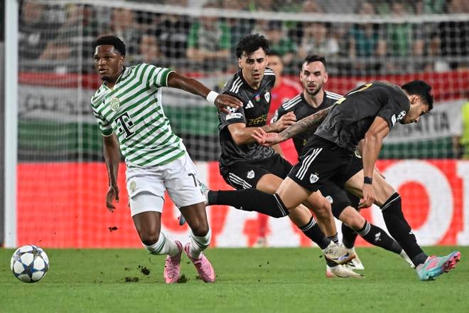 Lenny Joseph z Ferencvárosu Budapešt v súboji o loptu s Bahlulom Mustafazadem z Karabachu.