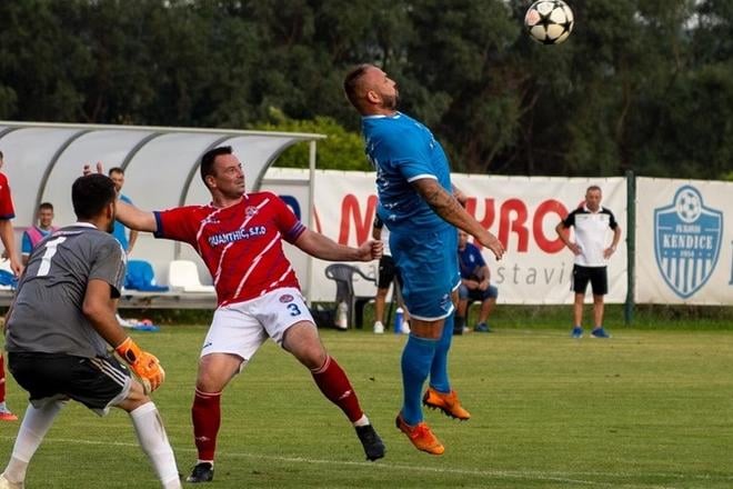 Peter Bašista (v modrom) na archívnom zábere pri obrannom zákroku.