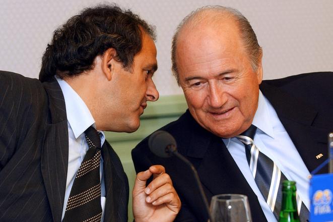 Bývalý prezident Medzinárodnej futbalovej federácie (FIFA) Joseph Blatter s Michelom Platinim.