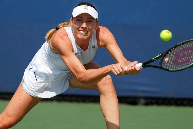 Ruská tenistka Jekaterina Alexandrovová odvracia úder Číňanky Wang Sin-jü v zápase 2. kola ženskej dvojhry na turnaji US Open v New Yorku.
