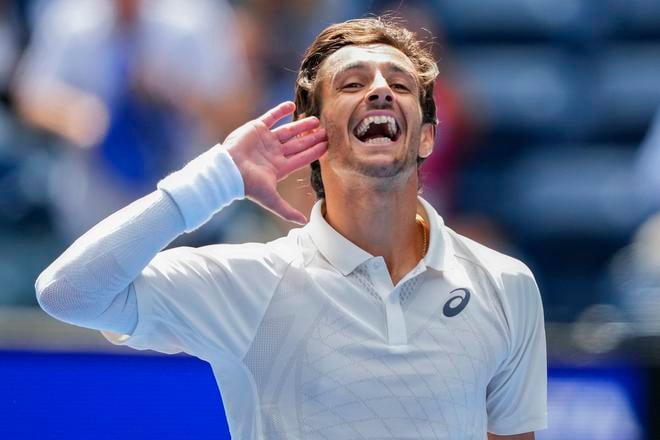 Taliansky tenista Lorenzo Musetti sa teší z výhry nad Belgičanom Davidom Goffinom po zápase 2. kola na turnaji US Open v New Yorku.
