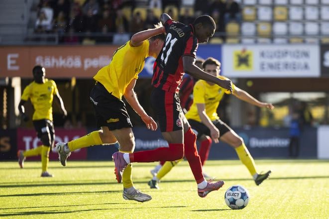 Denil Castillo (uprostred) z FC Midtjylland s loptou v odvetnom zápase play off Európskej ligy KuPS Kuopio - FC Midtjylland.