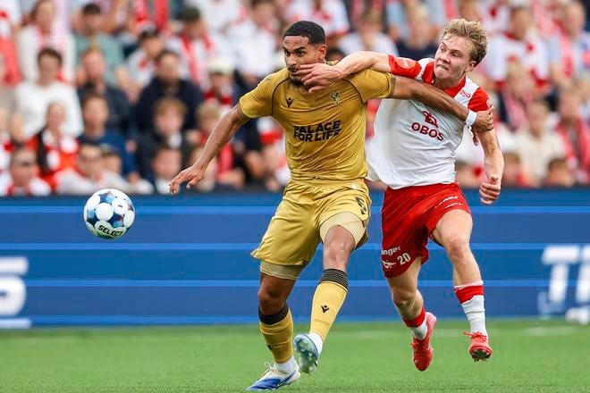 Maxence Lacroix (vľavo) z  Crystal Palace a Oskar Öhlenschaeger bojujú o loptu v odvetnom zápase play off Konferenčnej ligy Fredrikstad FK - Crystal Palace.