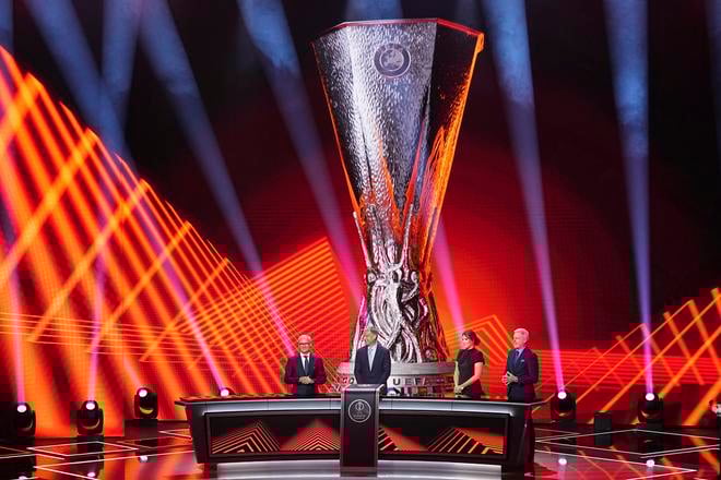 Bývalý nemecký reprezentant a tréner Jürgen Klinsmann (druhý zľava) a generálny sekretár UEFA Giorgio Marchetti (vľavo) pri žrebe hlavnej fázy Európskej ligy.