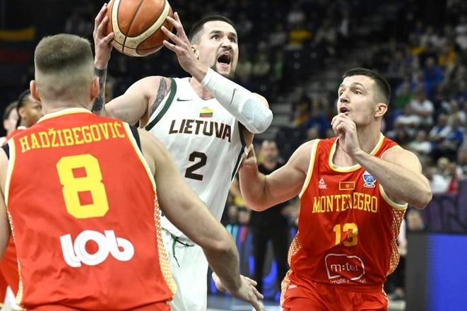 Zľava Emir Hadžibegovič (Čierna Hora), Margiris Normantas (Litva) a Margiris Normantas (Čierna Hora) v zápase základnej B-skupiny Litva - Čierna Hora na ME v basketbale mužov vo fínskom Tampere v piatok 29. augusta 2025.