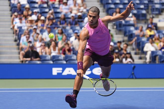 Španielsky tenista Carlos Alcaraz odvracia loptičku v zápase 3. kola mužskej dvojhry proti Talianovi Lucianovi Darderimu na záverečnom grandslamovom turnaji US Open v New Yorku v piatok 29. augusta 2025.