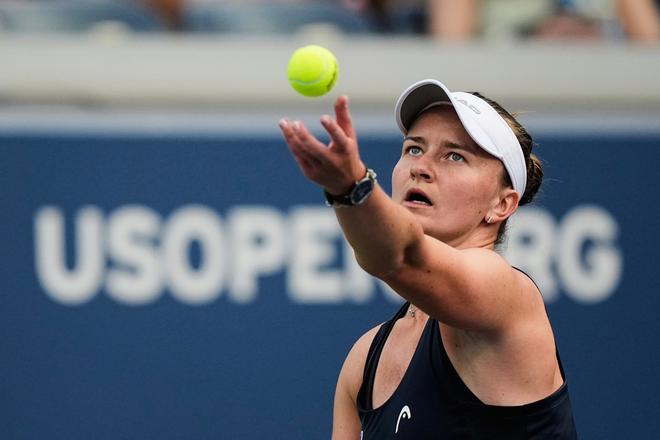 Barbora Krejčíková podáva v dueli s Američankou Emmou Navarrovou.