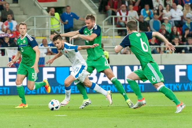 Na snímke zľava Jonny Evans (Sev. Írsko), Michal Ďuriš (SR), Gareth McAuley a Chris Baird (obaja Sev. Írsko) vprípravnom futbalovom stretnutí Slovensko - Severné Írsko (0:0) v júni 2016 v Trnave pred odchodom oboch tímov na Euro 2016 vo Francúzsku.