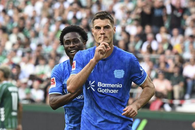 Hráč Leverkusenu Patrik Schick (v popredí) sa raduje po strelení gólu.