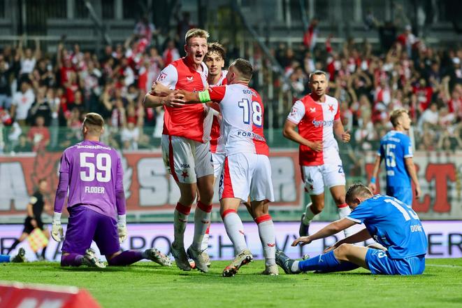 Radosť hráčov Slavie Praha zo streleného gólu.