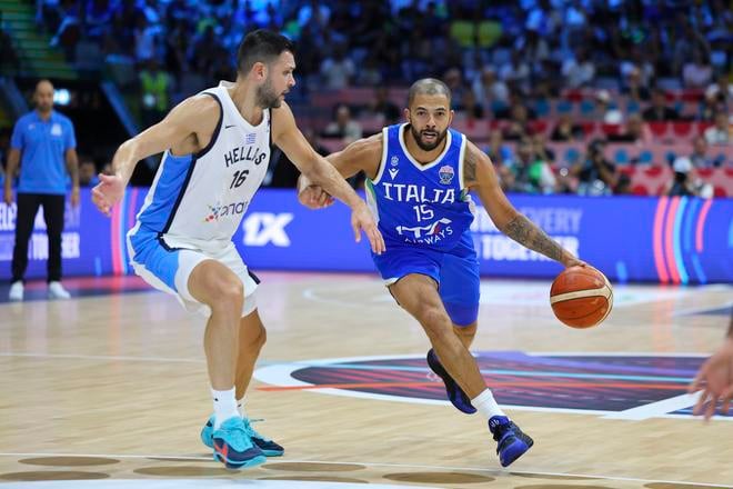Kostas Papanikolau (vľavo) z Grécka a Darius Thompson z Talianska bojujú o loptu.