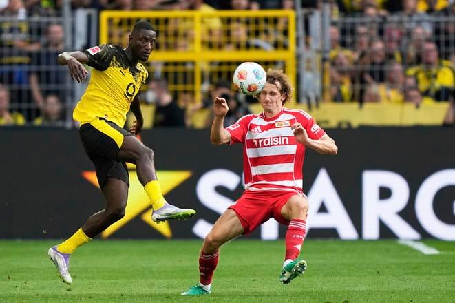 Hráč Dortmundu Serhou Guirassy (vľavo) a hráč tímu Union Berlín Alex Král.