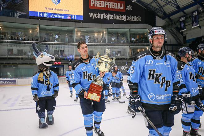 Kapitán HK Poprad Adam Cracknell s pohárom za víťazstvo v Tatranskom pohári.