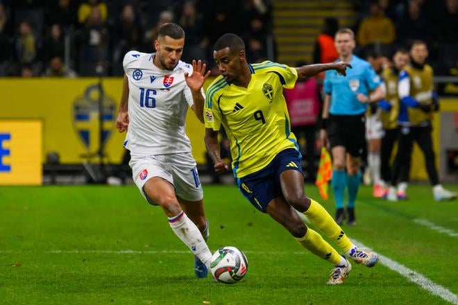 Dávid Hancko (zľava) a Alexander Isak .