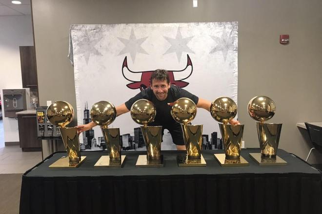 Martin Rančík so šiestimi trofejami Chicaga Bulls pre víťazov NBA.