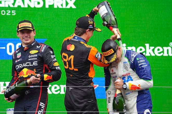 Austrálčan Oscar Piastri (uprostred) z McLarenu sa raduje na pódiu víťazov po výhre VC Holandska v Zandvoorte 31. augusta 2025.