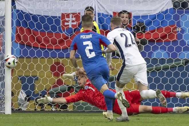 Peter Pekarík počas zápasu s Anglickom na ME vo futbale v nemeckom meste Gelsenkirchen v nedeľu 30. júna 2024.