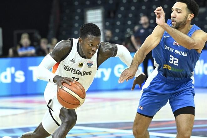 Nemecký hráč Dennis Schröder (vľavo) dribluje s loptou cez Brita Patricka Whelana v zápase B-skupiny Nemecko - Veľká Británia na majstrovstvách Európy v basketbale mužov vo fínskom meste Tampere.
