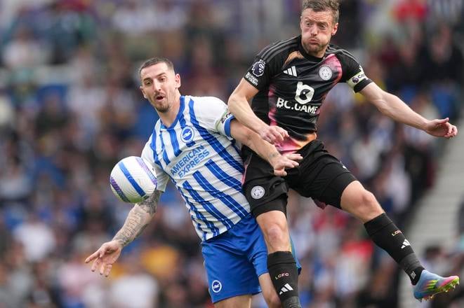 Na archívnej snímke z 12. apríla 2025 futbalista Jamie Vardy (vpravo).