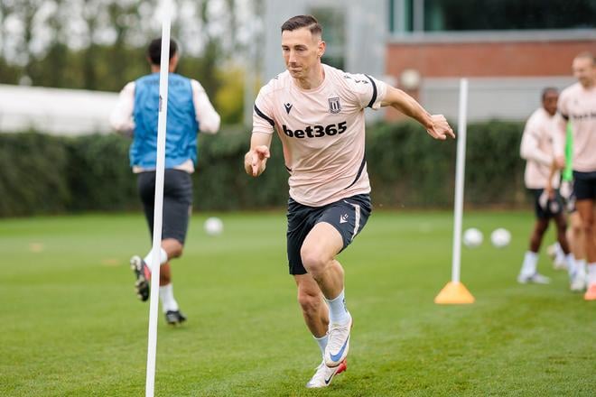 Róbert Boženík na tréningu Stoke City.