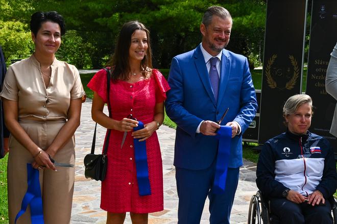 Na snímke sprava paralympionička Veronika Vadovičová, prezident Medzinárodného paralympijského výboru Andrew Parsons, paralympionička Henrieta Farkašová a štátna tajomníčka pre šport Ivana Šufliarska Libiaková na slávnostnom otvorení Nezlomného chodníka slávy pri príležitosti 30. výročia založenia Slovenského paralympijského výboru (SPV) v Piešťanoch.