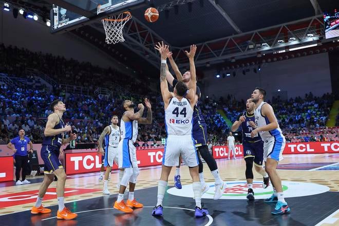 Bosniansky hráč Jusuf Nurkič (tretí sprava) strieľa na kôš v zápase C-skupiny Grécko - Bosna a Hercegovina na ME v basketbale mužov.