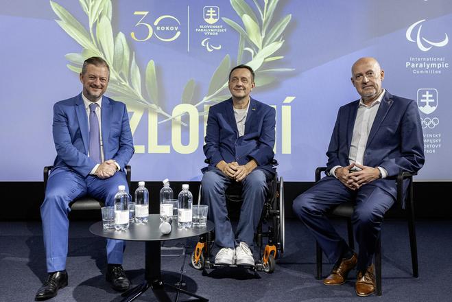 Na snímke zľava prezident Medzinárodného paralympijského výboru (MPV) Andrew George William Parsons, predseda Slovenského paralympijského výboru (SPV) Ján Riapoš a prezident Slovenského olympijského a športového výboru SOŠV Anton Siekel počas tlačovej konferencie v priestoroch Slovenského olympijského a športového múzea.