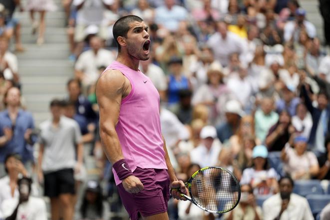 Španielsky tenista Carlos Alcaraz..reaguje po jeho výhre nad Čechom Jiřím Lehečkom vo štvrťfinále dvojhry mužov na grandslamovom turnaji US Open.
