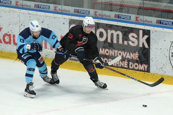 Jednou z najväčších posíl Nitry je Michal Krištof (vľavo). Na snímke v súboji so Sebastiánom Redlichom z Chomutova počs prípravného zápasu HK Nitra  - Piráti Chomutov v Nitre.