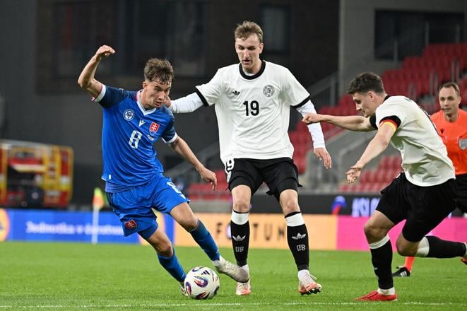 Martin Šviderský a hráči Nemecka Nelson Weiper, Eric Martel počas prípravného zápasu medzi Slovensko 21 - Nemecko 21 v Trnave, v marci 2025.