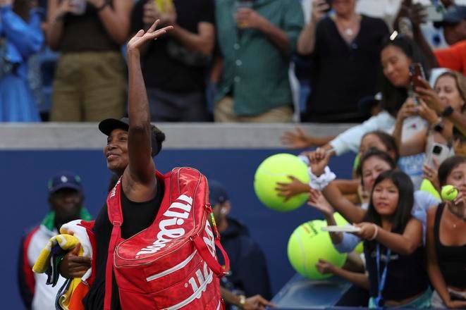 Americká tenistka Venus Williamsová máva divákom po prehre vo štvrťfinále ženskej štvorhry  na US Open 2025.