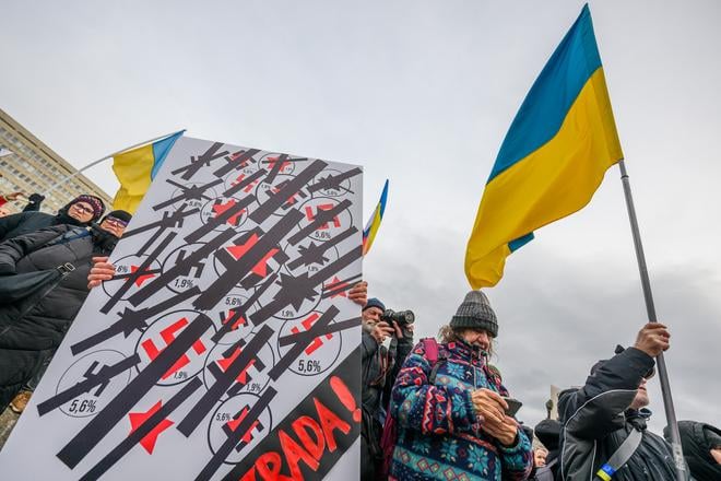 На фото — протест у Братиславі на площі Свободи 23 грудня 2024 року проти візиту прем’єр-міністра Словаччини Роберта Фіцо до Москви днем раніше. У неділю, 22 грудня, Фіцо зустрівся в Москві з президентом Росії Володимиром Путіним. Вони обговорили ситуацію на війні в Україні, можливі шляхи мирного врегулювання, двосторонні відносини між Словаччиною та Росією, які Фіцо хоче «стандартизувати», а також транзит російського газу. 