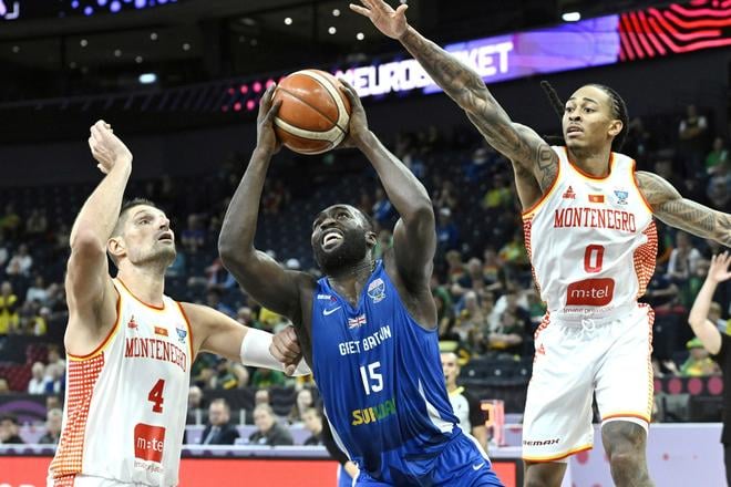 Nikola Vucevic z Čiernej Hory (vľavo) a Kyle Allman Jr. (vpravo) bojujú o loptu s Akwasi Yeboahom z Veľkej Británie (v strede).