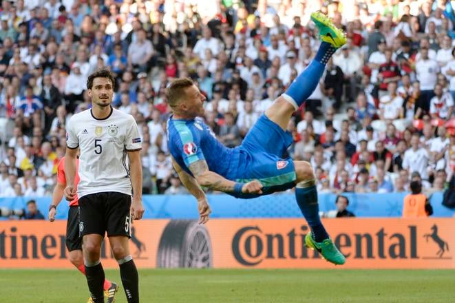 Archívna fotografia - vpravo Ján Ďurica (Slovensko) a Mats Hummels (Nemecko).