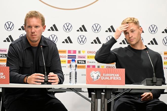 Julian Nagelsmann prišiel na tlačovú konferenciu v sprievode kapitána Joshuu Kimmicha.