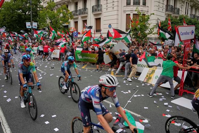 Protestujúci s palestínskymi vlajkami narušili záver 11. etapy na Vuelte, keď ohrozili cyklistov.