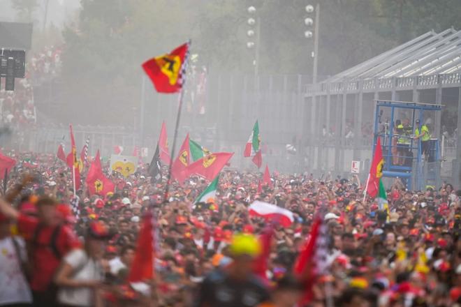 Fanúšikovia na okruhu v Monze po víťazstve Charlesa Leclerca v roku 2024.