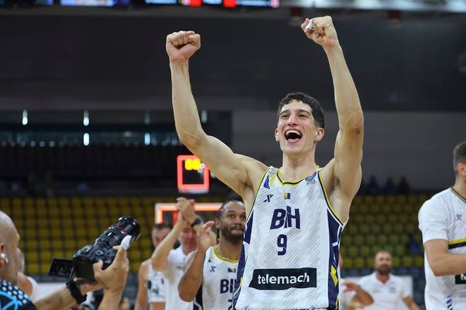 Bosniak Amar Gegič oslavuje v cyperskom Limassole víťazstvo svojho tímu a postup do osemfinále ME.