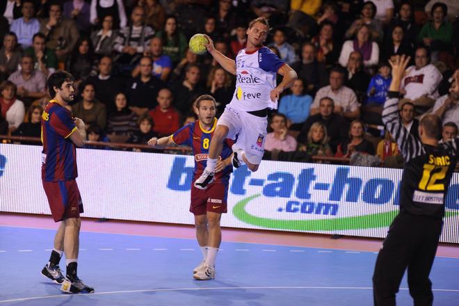 Martin Straňovský (s loptou) v drese Ademaru Leon v zápase proti FC Barcelona.