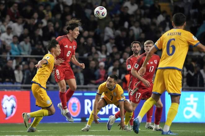 Hosťujúci Harry Wilson v akcii počas súboja Walesu v Kazachstane.
