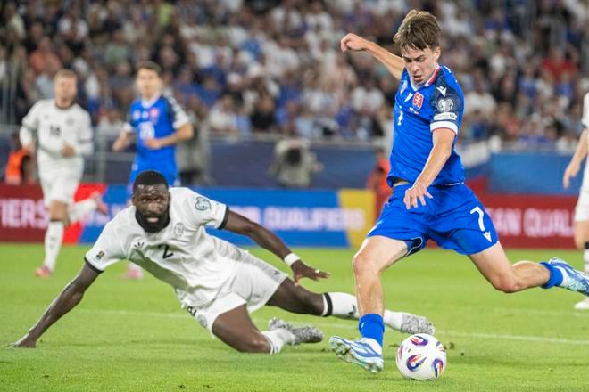 Na snímke sprava hráč Slovenska Leo Sauer a hráč Nemecka Antonio Rüdiger.