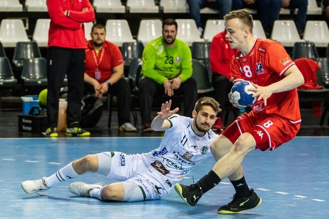 Krídelník Tatrana  Prešov Erik Fenár (na zemi) v súboji s Andrejom Slobodom z Považskej Bystrice vo finálovom súboji Niké Handball extraliga pred dvoma rokmi.