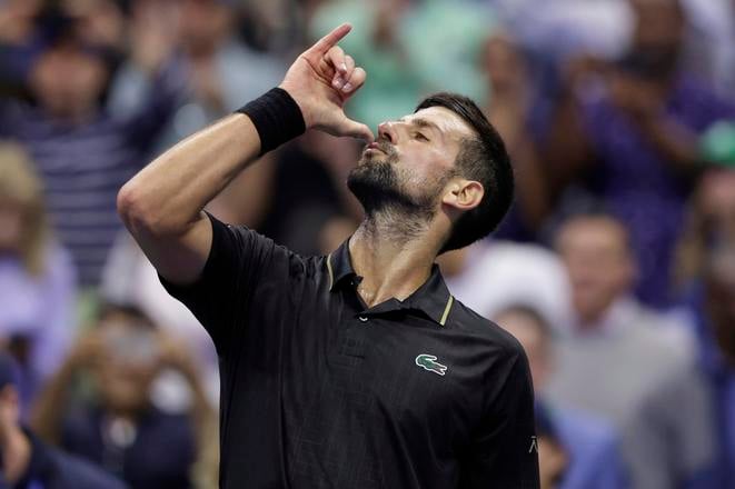 Srbský tenista Novak Djokovič sa raduje po víťazstve nad Američanom Taylorom Fritzom vo štvrťfinále mužskej dvojhry na záverečnom grandslamovom turnaji US Open 2025.