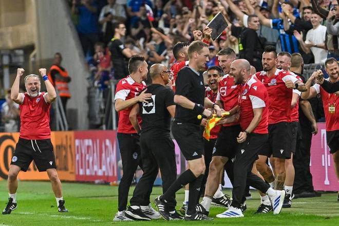 Ohromná radosť všetkých členov realizačného tímu Slovenska po záverečnom hvizde zápasu proti Nemecku.